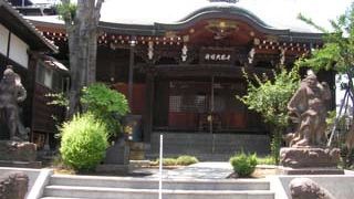 境内にツツジが植えられています