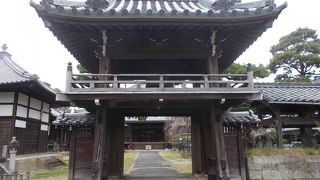 乙川沿いにある寺です。