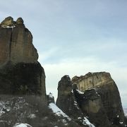 2つの崖の上の修道院に入場観光しました