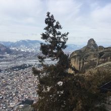 アギオス ステファノス修道院から展望したカランバカの町