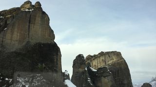 2つの崖の上の修道院に入場観光しました