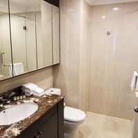 バスルームはバスタブ付き。