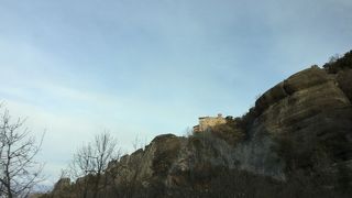 最初に見えたのが アギオス ニコラオス修道院