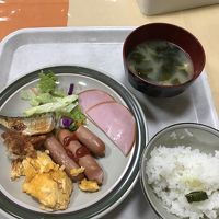 朝食付き、パン・コーヒーもある