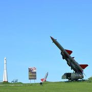 モロ要塞とカバーニャ要塞の間にある旧式のミサイルを見ながら、約60年前のキューバ危機に想いを馳せてください...（ハバナの丘／キューバ）