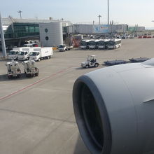 ジェットエンジンでかっ!!翼もめっちゃでかい!!