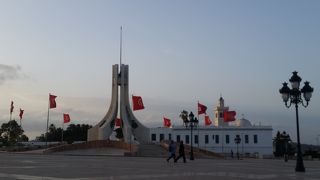 国旗がはためく