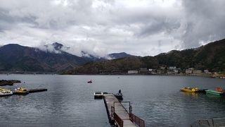 駅から歩いて河口湖へ