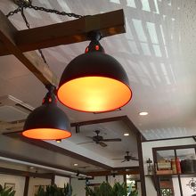 オレンジ色の照明