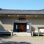 鶏足寺の寺宝を収蔵する「己高閣」