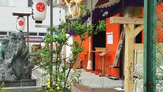 建物に囲まれているのでわかりづらい