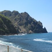 日本海の岩のつくりは本当にかっこいいです