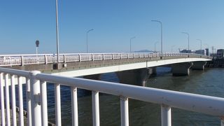 町の北を流れる豊川にかかる橋です。