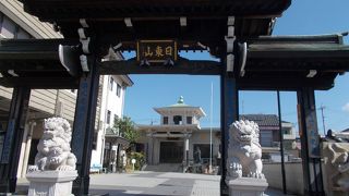 町の中心のエリアにあります。