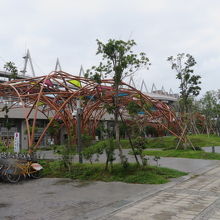道沿いに駅前広場があります