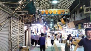 公設市場から先に続く商店街です。