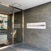 街中の通りにあります。