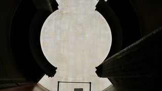 建築と一体となった現代アートを楽しめる