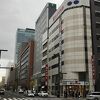 一等地に建つやや高めのビジネスホテル