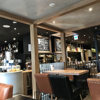 朝食会場のパブ風レストラン