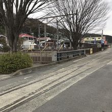 駅前の碓氷峠鉄道文化むらに続く廃線