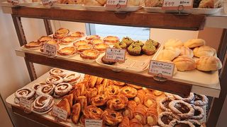 見た目は素朴、でもおいしいベーカリー！