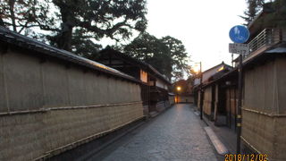 武家屋敷とともに料亭やしゃれたカフェなどが並ぶいっかく