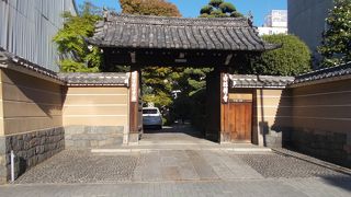 白川公園の東のエリアにあります。