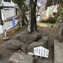 おじぎ石、通行人はこの石に手をつきおじぎした