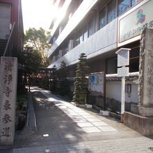 奥に地蔵堂があります。