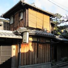 石塀小路のど真ん中の町屋です