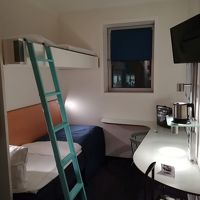 デスクがしっかりしていて何気に便利です。