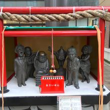 六芸神の賽銭箱