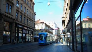 トラムが走っています。