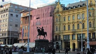 イエラチッチ広場にある像