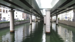 日本橋の下を流れる川
