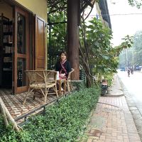 ホテル前のテラス。自然と木や竹細工の優しさを感じられるホテル