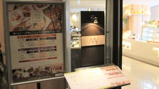 メイン料理を一皿決めて、その他はバイキングメニューからも好きな料理を選べます