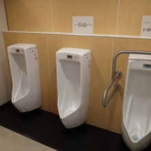 建物内のトイレの男性用便器。