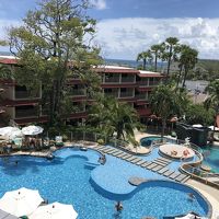 二つにわかれたプールがあり バーもあります。