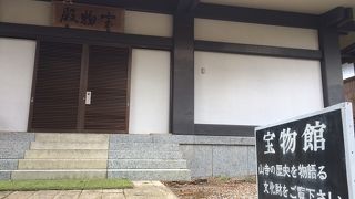 芭蕉とその弟子曾良の銅像の向いの建物