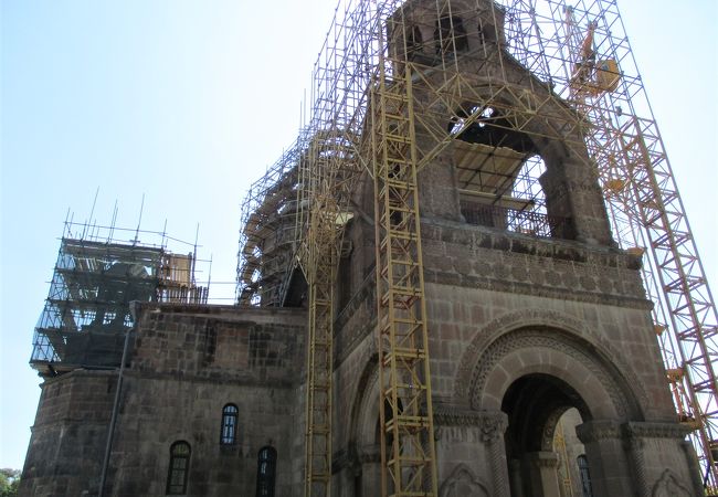 エチミアジンの大聖堂はアルメニア使徒教会の総本山として知られるアルメニア最古の大聖堂で、４世紀初頭に築かれた後に何度も増築され、訪れた時も修復工事が行われていました。