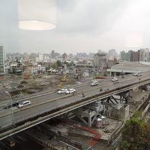 高架の向こう側は前面工事中（康橋大飯店の部屋から）