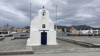 港にある白亜の小さい教会