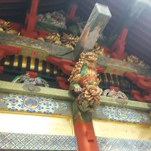 表門側面の牡丹の彫刻です