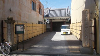 四間道界隈にあります。