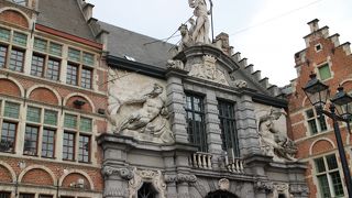 ネプチューンの像