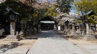 名古屋城址の南のエリアにあります。