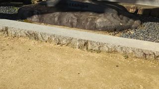 2000年にたてられた記念碑