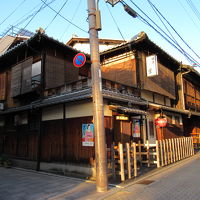 角地に建っているので結構大きな町屋です